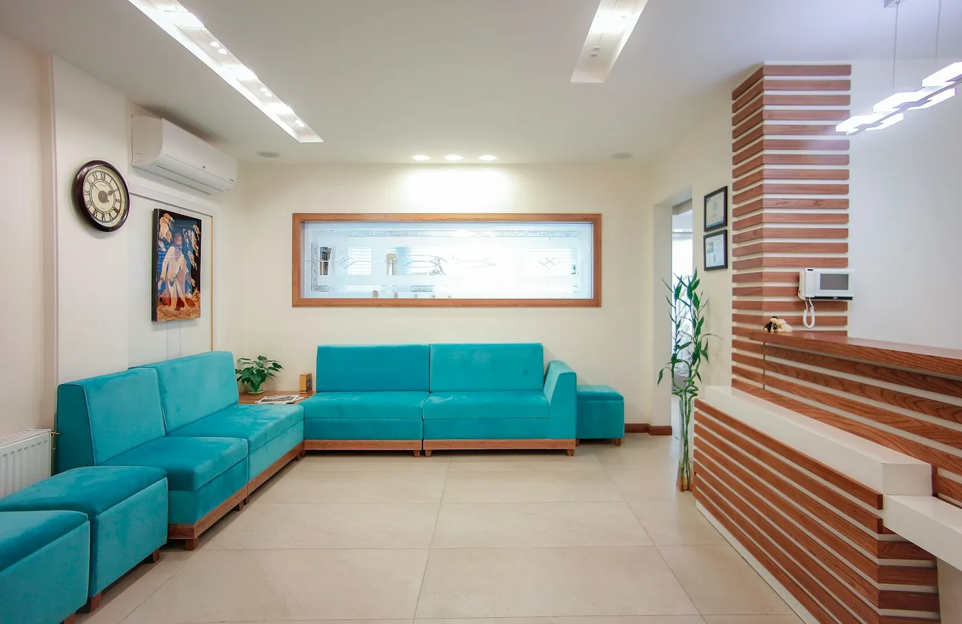 Sala de espera com sofás e plantas