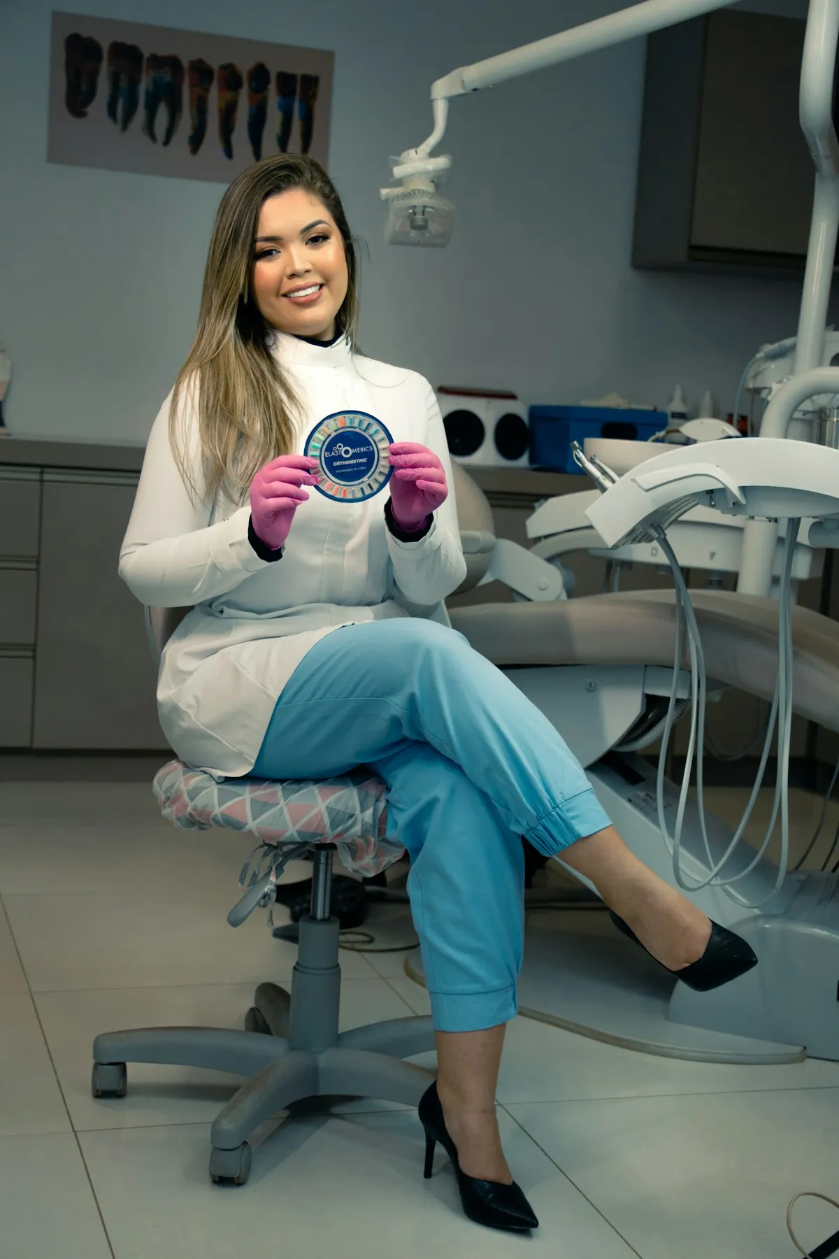 Paciente sorrindo na cadeira do dentista