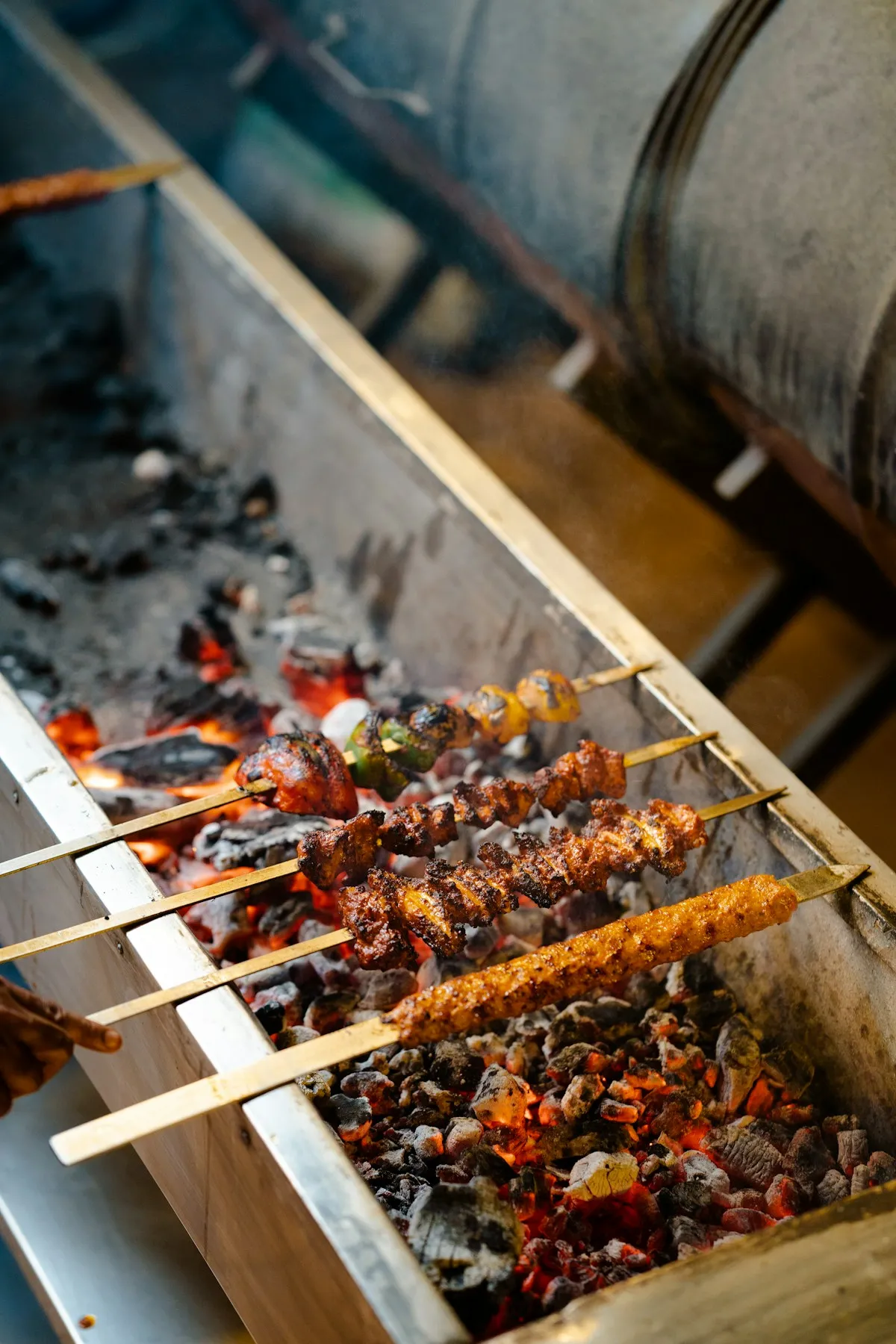Espetos de carne e legumes sobre a brasa