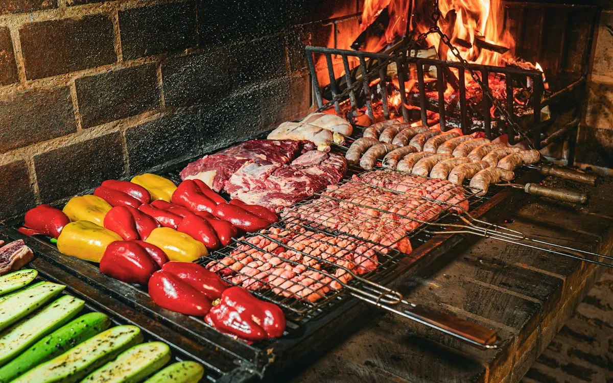 Legumes e carnes assando na grelha